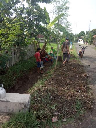 Gotong Royong Angkat Walet Swadaya Dusun Sulang Kidul