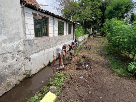 Gotong Royong Angkat Walet Swadaya Dusun Bakulan Wetan