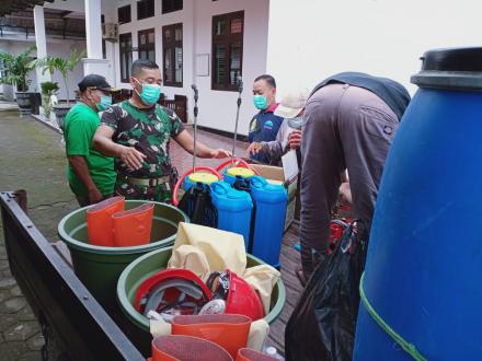 Penyemprotan disinfektan di Dusun Bakulan Wetan dititik paparan covid