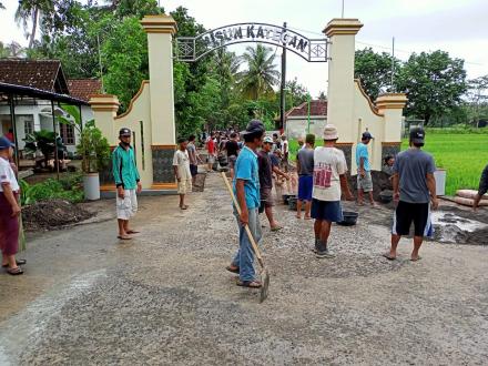 Penyemprotan disinfektan di Dusun Tanjung Lor antisipasi Covid