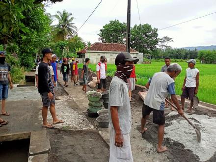 Gotong royong cor blok pintu masuk dusun kategan