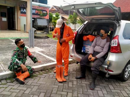 Penyemprotan disinfektan di Dusun Gaduh daerah paparan covid-19