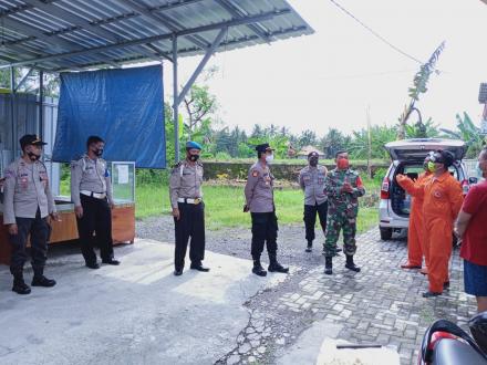 Fogging dan spraying bersama bhabinsa babinkamtibmas, Polsek jetis, dan FPRB Patalan