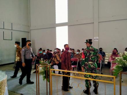 Giat babinsa, babinkamtibmas dan Satgas Covid-19 Memantau Prokes proses nikah