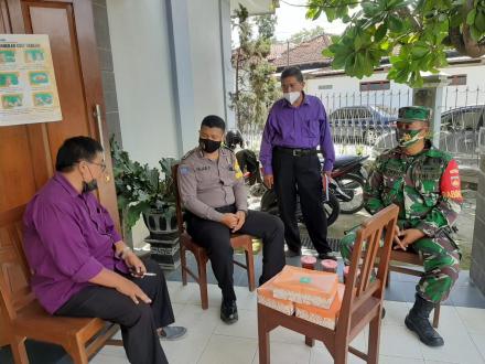 Giat babinsa dan babinkamtibmas Pemantauan di Gereja Patalan