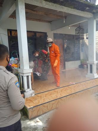 Penyemprotan disinfektan di Dusun Jetis daerah paparan covid