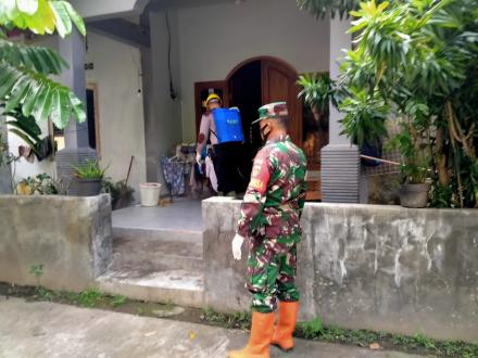 Penyemprotan disinfektan di Dusun Ngaglik daerah paparan covid