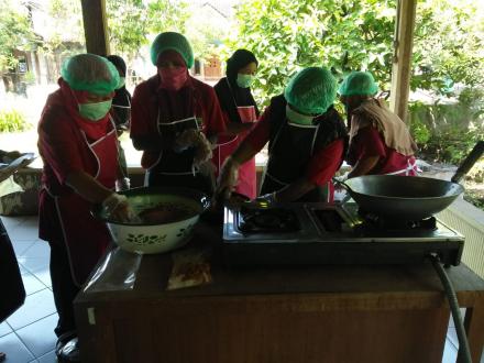 Praktek Pelatihan Pengolahan Cabai KWT Ngudi Rejeki Panjangjiwo