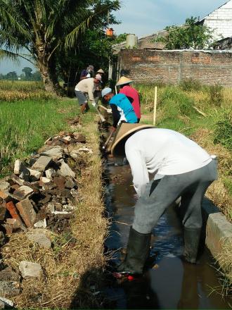 pengerjaan bangket program percepatan pembangunan tata guna air di bulak panjang jiwo, ngupit, gerse