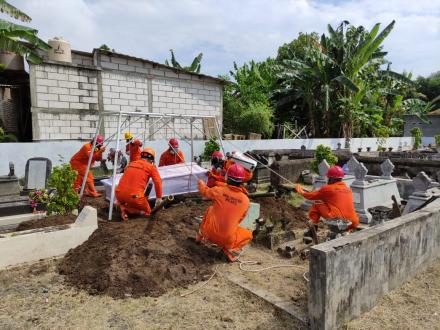 Pemakaman secara prokes Covid-19 di Dusun Gelangan