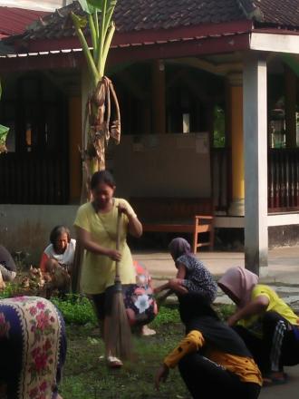 Semangat Pasukan Ibu-ibu Dusun Karangasem Dalam Bergotong Royong