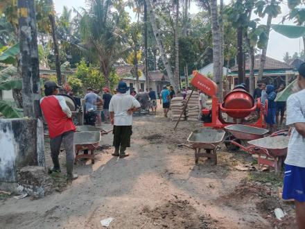 Pembangunan Cor Blok Jalan Dusun di Padukuhan Panjangjiwo RT 45