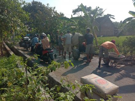 Gotong Royong Pengecoran Bahu Jalan RT 15 Gelangan: Wujud Sinergi Masyarakat dan Program PPBMP 