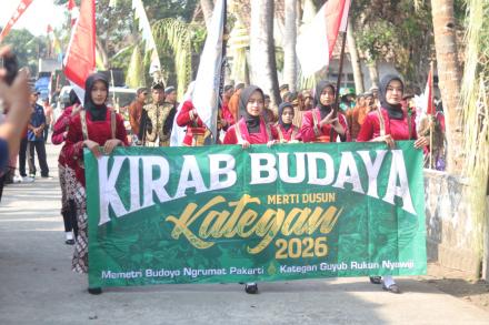 Merti Dusun Kategan Sukses Gelar Kirab Bregada dan Rayahan Gunungan
