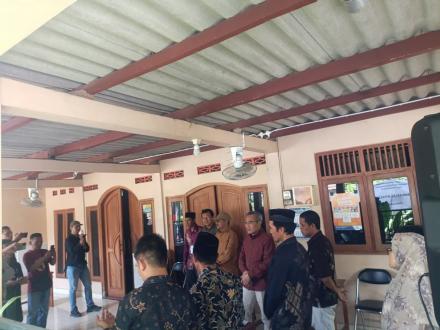 Bupati Bantul Tinjau Pelaksanaan Pemilihan Lurah di TPS 12 Dusun Panjangjiwo